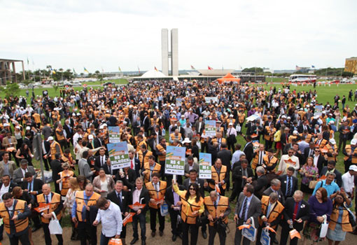 Mais de 3 mil prefeitos pedem socorro financeiro, em Brasília, na manhã desta quarta (22)
