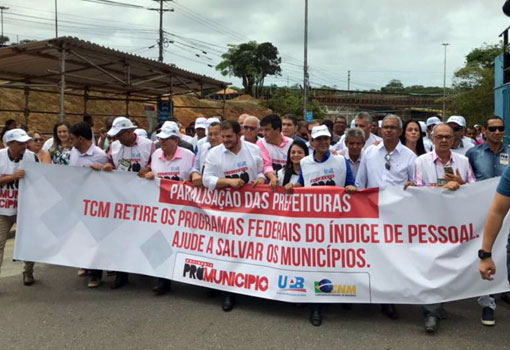 Bahia: cerca de 338 prefeitos pararam as atividades e participam do ato contra crise em cidades baianas