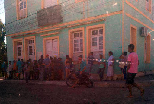 Barra da Estiva: grande fila é formada em frente a prefeitura; populares dizem estar em busca de emprego 