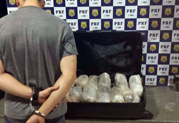 Homem de 24 anos é preso pela PRF com 25 kg de haxixe e por tentativa de suborno em Jequié (BA)