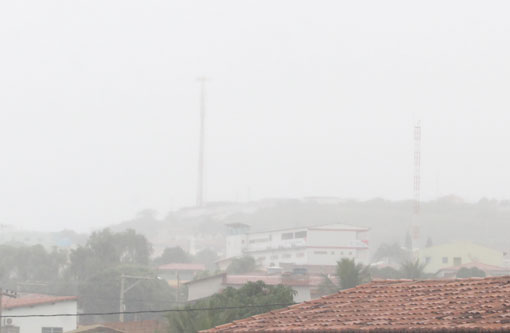 Capital do Minério amanhece com tempo nublado e neblina