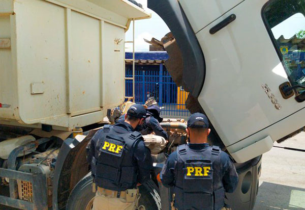 Mais um caminhão adulterado que utilizava irregularmente numeração de chassi de viatura oficial do Exército Brasileiro é aprendido