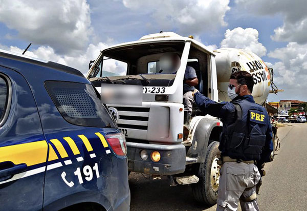 PRF flagra caminhão sem porta e sem para-brisa na BR 101