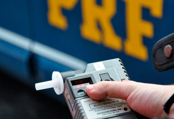 Conquista: Condutor embriagado se envolve em acidente e acaba preso na BR 116