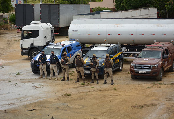 Caminhão tanque roubado em Candeias é recuperado na Região Sudoeste da Bahia