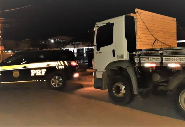 Caminhão roubado em Barreiras é localizado pela PRF na BR 116 em Vitória da Conquista (BA)