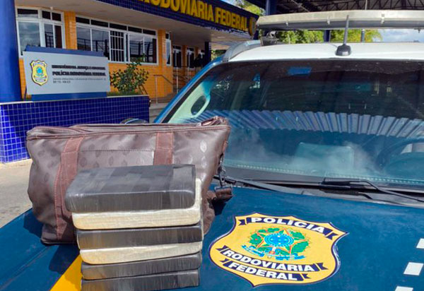 PRF prende mulher com cocaína dentro de ônibus em Conquista (BA)