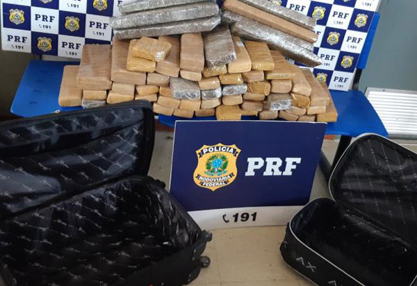 Conquista: Passageiros de ônibus são presos pela PRF transportando mais de 50 quilos de maconha em bagagens