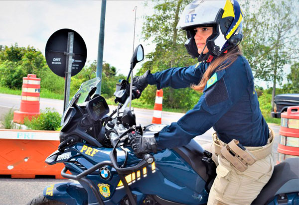 PRF BA tem primeira policial mulher formada no Curso de Motociclista e Batedor do Exército Brasileiro