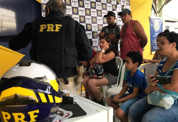 PRF leva Projeto de Educação para o Trânsito a evento motociclístico em Vitória da Conquista (BA)
