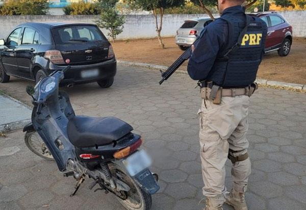 Homem é preso com motoneta adulterada que ostentava placa de Pálio