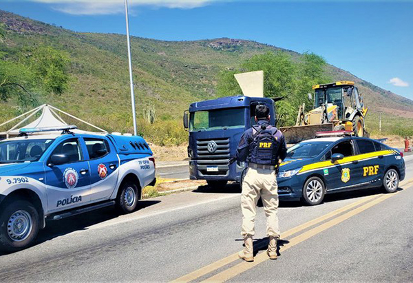 PRF e PMBA recuperam retroescavadeira avaliada em 150.000 reais e libertam refém no Sudoeste da Bahia