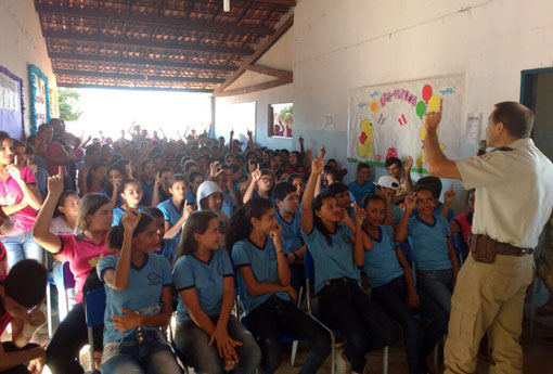 Comandante da 46ª CIPM-Livramento palestra no Povoado de Barra do Bernardo, em Dom Basílio