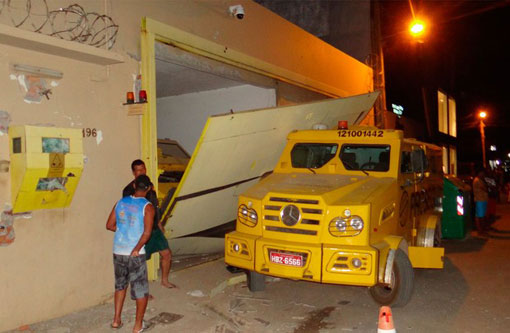 Barreiras: Quadrilha explode sede da Prosegur, troca tiros com a polícia, incendeia carro e foge