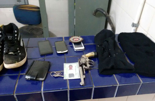 Policia apreende material produto de assalto a uma loja de roupas de Tanhaçu