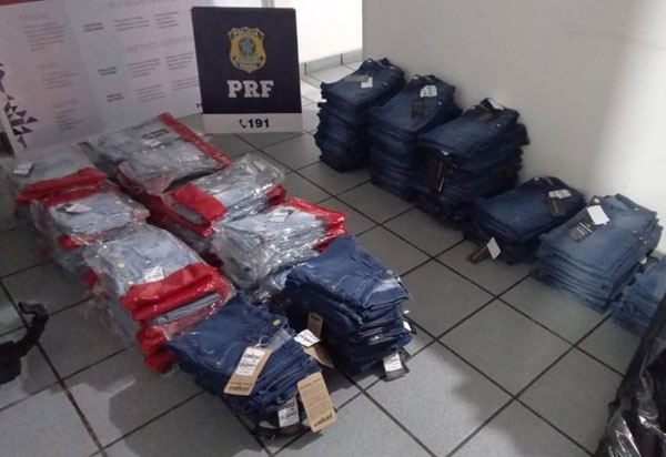 Chapada Diamantina: Carregamento com mais de 500 calças falsificadas, eletrônicos e acessórios é apreendido pela PRF