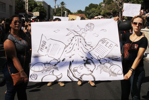 Brumado: professores protestam contra o prefeito durante desfile de 7 de Setembro