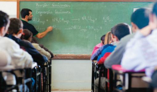 Professores no Brasil ganham menos que outros profissionais com a mesma formação