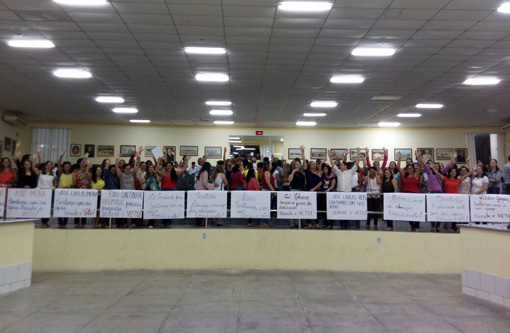 Brumado: prefeito sugere vetar reajuste aos professores, os quais lotam o legislativo para acompanhar votação e cobrar apoio dos vereadores