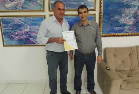 Alessandro Lôbo entrega a prefeito projeto aprovado para construção do CDP em Brumado