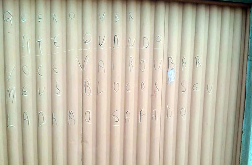 Brumado: Proprietário de imóvel escreve no portão alerta para roubo de materiais