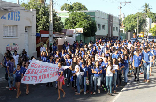 Brumado: estudantes realizaram manifestação em defesa da Educação Pública e pelos direitos dos trabalhadores terceirizados
