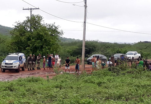 Brumado: moradores do Apertado do Morro fazem protesto cobrando melhoria na infraestrutura do bairro 