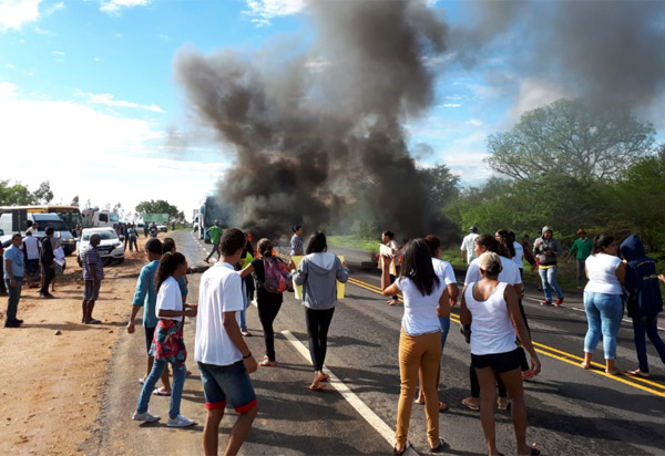 Anagé: Pais e alunos realizam protesto na BA-262 após acidente que tirou a vida de estudante