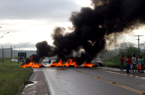 Brumado: Motoristas fecham BR-030 e BA-262 e fazem protesto
