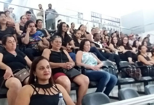 Livramento: vestidos de preto, professores da rede municipal de ensino protestam na Câmara de Vereadores