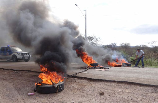 Brumado: Moradores interditam BR-030 em protesto contra construção do CDP
