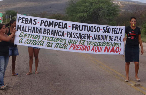 Brumado: Moradores interditam BR-030 em protesto contra construção do CDP