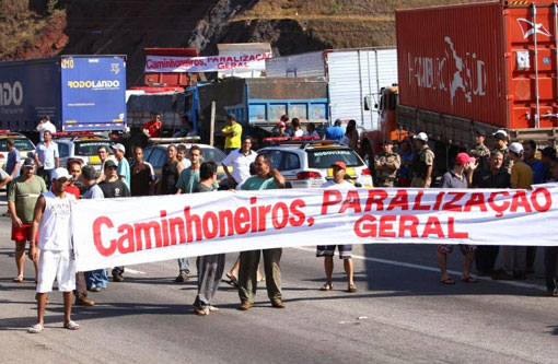 Protesto de caminhoneiros diminui nas estradas após anúncio de MP