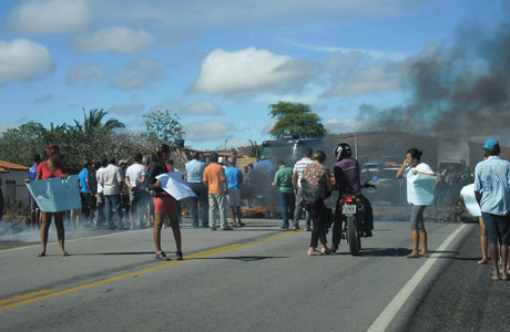 Anagé: Após atropelamento, população interdita BA-262 em forma de protesto