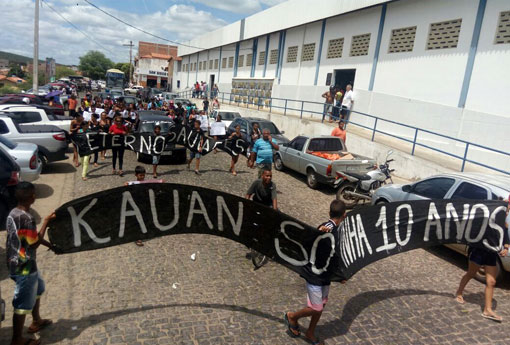 Brumado: populares, amigos e familiares protestam e pedem justiça após morte do menino Emerson Kauan