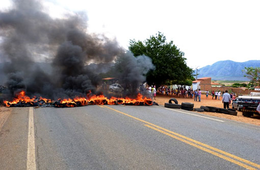 Livramento: Populares interditam trecho da BA-148 em forma de protesto por seguidos acidentes