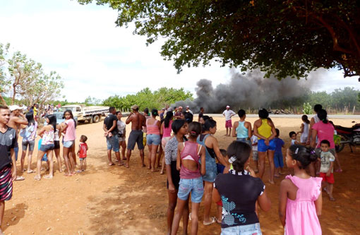 Livramento: Populares interditam trecho da BA-148 em forma de protesto por seguidos acidentes