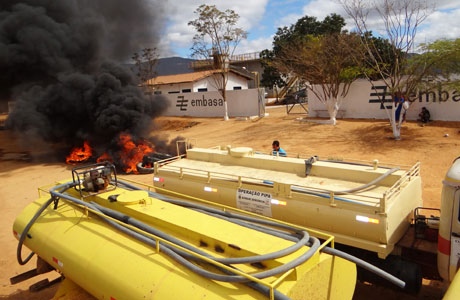 Brumado: Motoristas da operação pipa fazem protesto