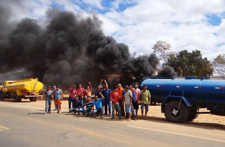 Brumado: Motoristas da operação pipa fazem protesto