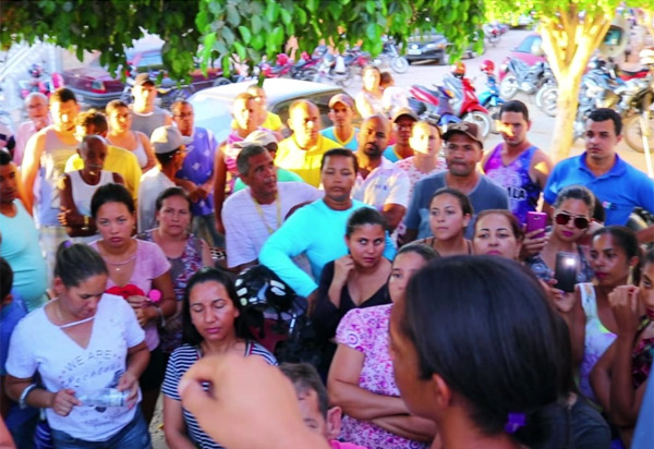 Moradores de Tanhaçu se reúnem para protestar contra a qualidade da água oferecida pela Embasa 