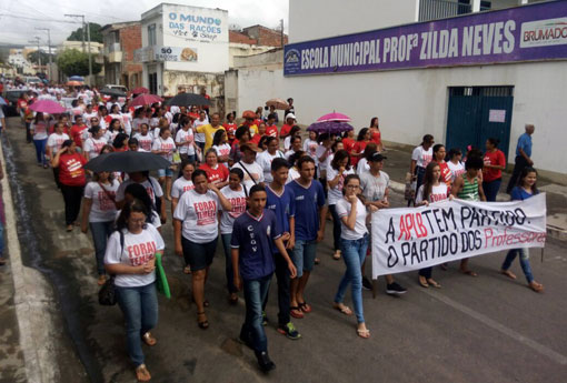 Brumadenses vão às ruas em protesto contra as reformas da Previdência e Trabalhista