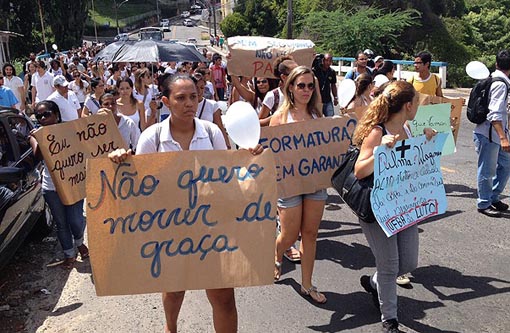Salvador: Grupo de estudantes caminha para lembrar morte de Charles Muller