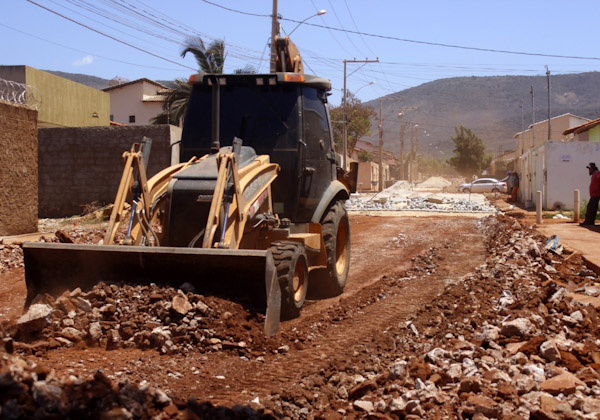 Brumado: Bairro Maria de Lourdes começa a receber obras de pavimentação com paralelepípedos