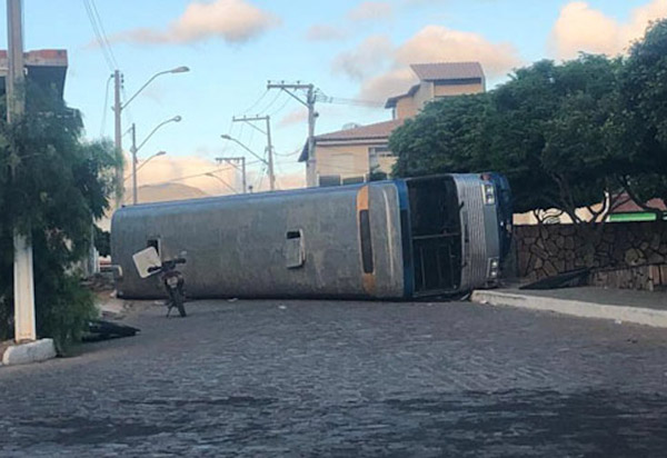 Ituaçu: ônibus com 37 romeiros tomba em rua da cidade 