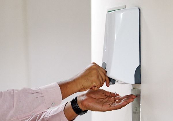 Sesab acelera ações para implantação de álcool gel nos estabelecimentos; bares, restaurantes, supermercados e escolas são sujeitos a obrigatoriedade