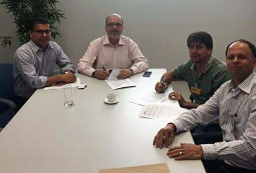 Aracatu: Prefeito Sérgio (PSD) assina convênio  para construção de uma quadra de esportes 