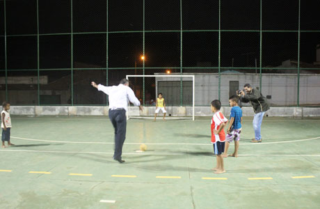 Totalmente reestruturada, quadra poliesportiva do Bairro Baraúnas é entregue à comunidade