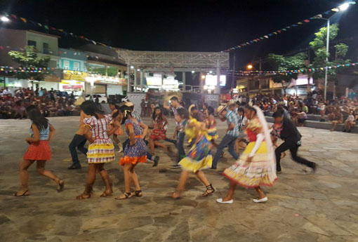 1º Arraiá das Escolas Integrais de Brumado é realizado com show de quadrilhas