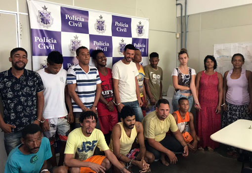Quinze traficantes capturados durante operação em Jequié; alguns sorriem em foto divulgada pela polícia