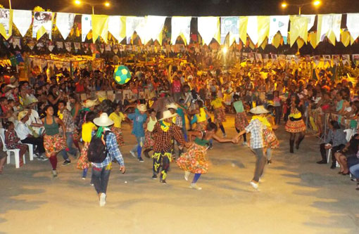 Brumado: Escola Sá Teles realizou quadrilha na Vila Presidente Vargas